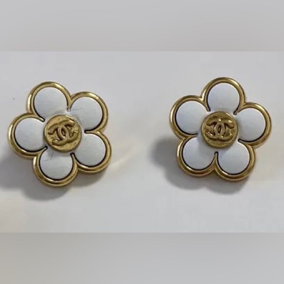 😍WHAT A FIND!! Super RARE and AUTHENTIC VINTAGE 💕CHANEL💕 Daisy Buttons!! - Picture 2 of 3